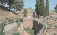 Tumuli.jpg (13090 byte)